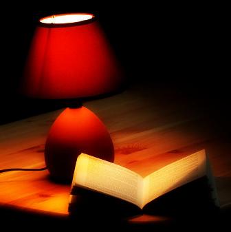 lámpara-que-ilumina-un-libro-14756013-001.jpg
