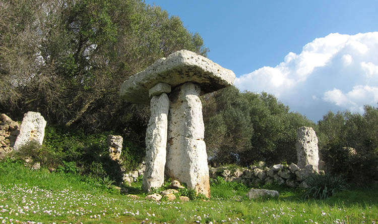 menorca_talaiotica_torretrencada_taula_lluc_julia.jpg